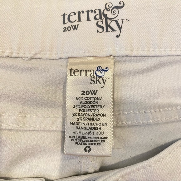 Terra & Sky women's plus size 20W white denim distressed hem shorts - Picture 4 of 4